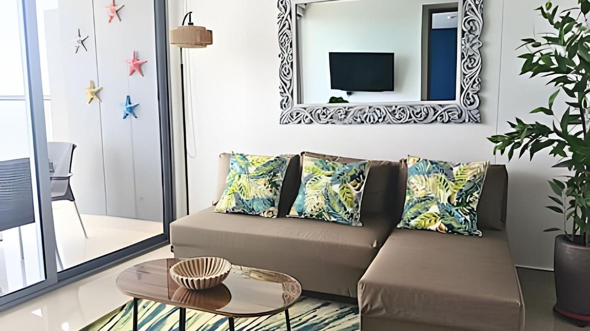 Apartment Luxury Escape: Sea, Comfort & Style